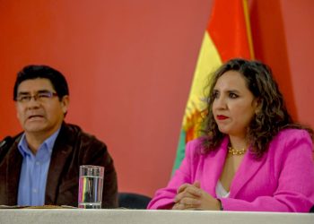 Ministros de Salud y Educación de Bolivia anunciando la ampliación de las vacaciones escolares. / Foto: Ministerio de Salud y Deportes de Bolivia.