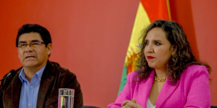 Ministros de Salud y Educación de Bolivia anunciando la ampliación de las vacaciones escolares. / Foto: Ministerio de Salud y Deportes de Bolivia.