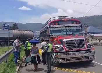 Bus extraurbano detenido por brigadistas de Provial. / Foto: Provial.