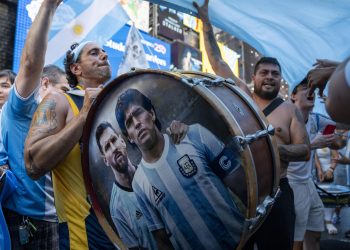 Barras argentinas vuelven a tomar Times Square en un nuevo banderazo