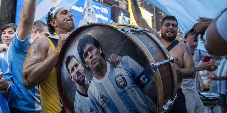 Barras argentinas vuelven a tomar Times Square en un nuevo banderazo