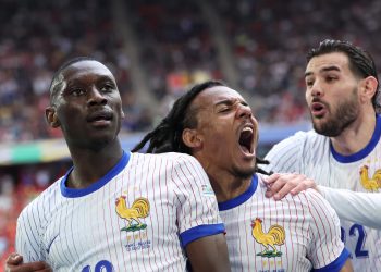 Francia logró vencer a Bélgica con un gol de rebote.