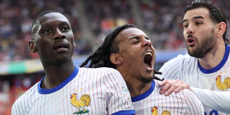 Francia logró vencer a Bélgica con un gol de rebote.