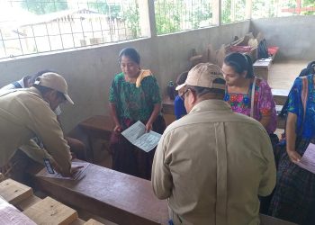 Salubristas informan a la población sobre cómo evitar el dengue. /Foto: MSPAS