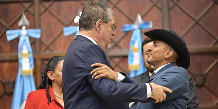 Presidente Arévalo pide disculpas públicas a víctimas de adopciones ilegales