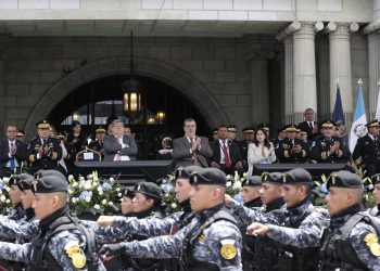 Presidente participó en el 27 aniversario de la PNC. / Foto: Daniel Ordóñez.