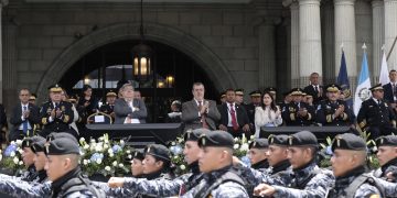 Presidente participó en el 27 aniversario de la PNC. / Foto: Daniel Ordóñez.