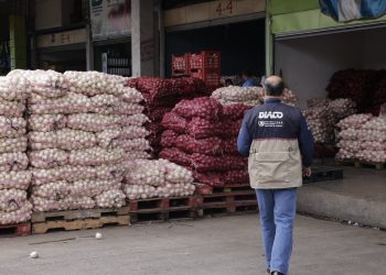 Personal de Diaco en inspección de precios en el Cenma. / Foto: Gobierno de Guatemala.