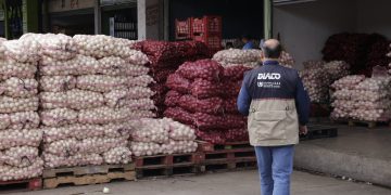 Personal de Diaco en inspección de precios en el Cenma. / Foto: Gobierno de Guatemala.