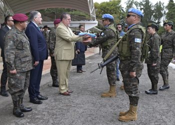 Presidente entrega bandera nacional al XXIV Contingente de Fuerzas Especiales a la República Democrática del Congo