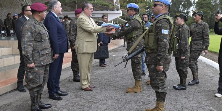 Presidente entrega bandera nacional al XXIV Contingente de Fuerzas Especiales a la República Democrática del Congo