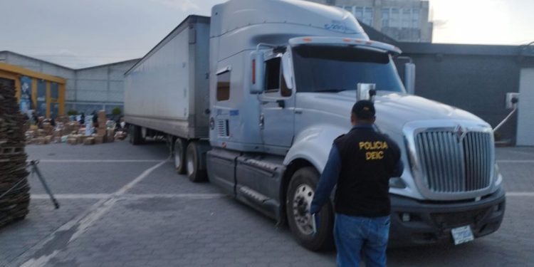 PNC recupera camión con mercadería valorada en más de 200 mil quetzales