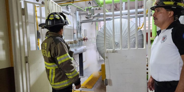 Una fuga de vapor provocó la evacuación de varias personas en un área del hospital Roosevelt.