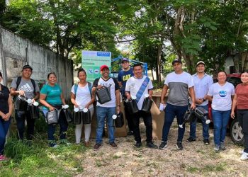 La entrega de regaderas a los centros educativos de Petén es una medida efectiva para apoyar los huertos escolares. / Foto: MAGA.