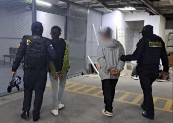 PNC captura a dos personas por asaltar a pasajeros en taxi pirata