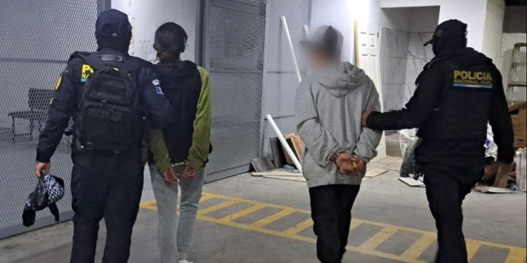 PNC captura a dos personas por asaltar a pasajeros en taxi pirata