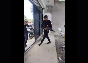 Hombres vestidos como PNC fueron captados en un video cuando intentaban un allanamiento ilegal.