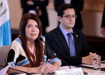 Secretaria privada y secretario general de la Presidencia en firma de reforma del acuerdo gubernativo de la Demi. / Foto: Noé Pérez.