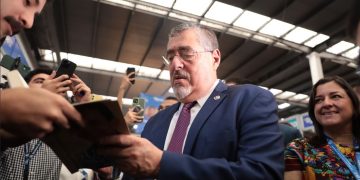 El presidente Arévalo enfatizó la importancia de aprovechar este último fin de semana de la feria, destacando la riqueza cultural y educativa. / Foto: Daniel Ordóñez.