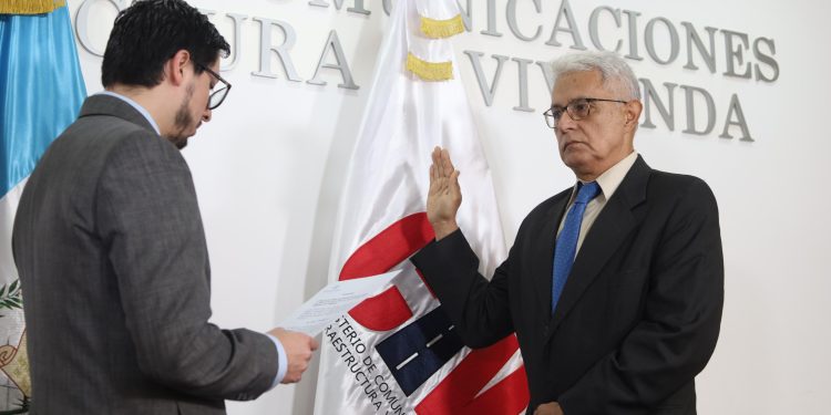 Ministro de Comunicaciones nombra a Carlos Alfonso Asturias Ortiz como nuevo director general de Caminos.