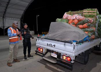 Verifican precios de distribuidores que llegan a mercados. / Foto: Byron de la Cruz.