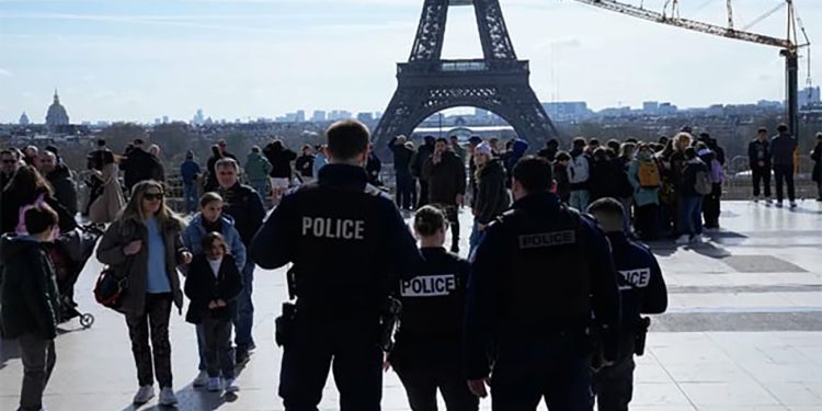 Confusión en París tras la limitación al paso a zonas emblemáticas debido a los Juegos