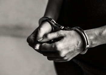 La PNC logró la captura de un menor de edad acusado del crimen contra una mujer.