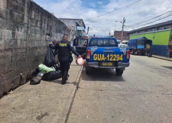 Los agentes que tiraron basura en la calle serán sancionados.