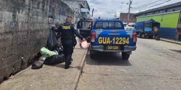 Los agentes que tiraron basura en la calle serán sancionados.