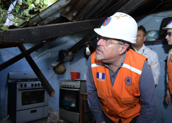 Presidente Arévalo en vivienda afectada por el derrumbe. / Foto: Byron de la Cruz.