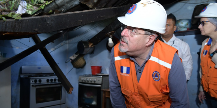 Presidente Arévalo en vivienda afectada por el derrumbe. / Foto: Byron de la Cruz.