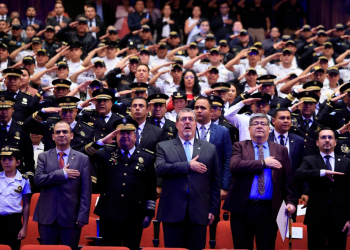 Entonación del himno nacional durante la celebración del 27 aniversario de la PNC. / Foto: Alejandro García.