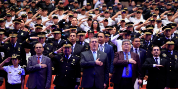 Entonación del himno nacional durante la celebración del 27 aniversario de la PNC. / Foto: Alejandro García.