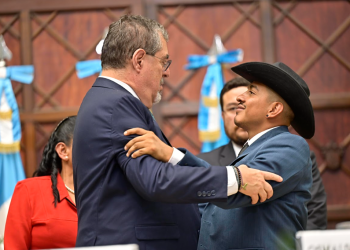 Presidente Arévalo y Osmin Ricardo Tobar Ramírez. / Foto: Álvaro Interiano.