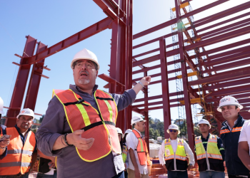 Presidente Bernardo Arévalo en obra en construcción del hospital de Sololá. / Foto: Noé Pérez.