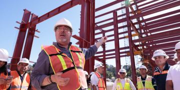 Presidente Bernardo Arévalo en obra en construcción del hospital de Sololá. / Foto: Noé Pérez.