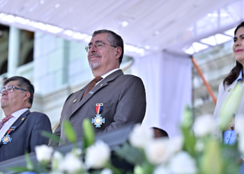 Presidente Arévalo presenciando desfile de la PNC. / Foto: Álvaro Interiano.