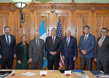 Presidente Arévalo con la delegación de senadores de Estados Unidos. / Foto: Byron de la Cruz.
