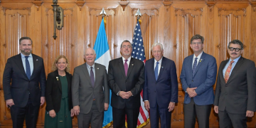 Presidente Arévalo con la delegación de senadores de Estados Unidos. / Foto: Byron de la Cruz.