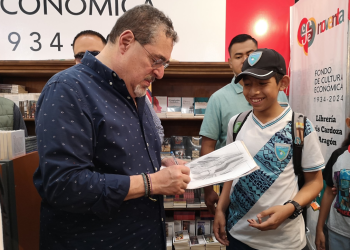 El presidente Bernardo Arévalo firmó varios libros de personas que se acercaron a saludarlo en Filgua 2024.