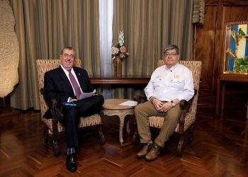 La sesión en vivo del presidente Arévalo y el ministro Jiménez puso de manifiesto las acciones y planes del gobierno para mejorar la seguridad en el país.