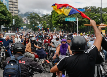 Manifestantes y fuerzas policiales enfrentadas en Venezuela. / Foto: EFE.
