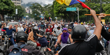 Manifestantes y fuerzas policiales enfrentadas en Venezuela. / Foto: EFE.