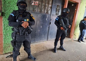 Se llevan a cabo 19 allanamientos en diferentes departamentos del país.