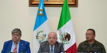 De izquierda a derecha, ministros de Gobernación, Relaciones Exteriores y Defensa Nacional, de Guatemala, en reunión con México. / Foto: Minex.