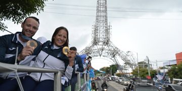 Jean Pierre Brol y Adriana Ruano a su paso por la Torre del Reformador. /Foto: Byron de la Cruz.