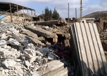 Escombros en una zona industrial alcanzada por un ataque aéreo en Wadi Al Kfour, provincia de Nabatieh, sur del Líbano, el 17 de agosto de 2000. / Foto: Archivo de EFE.