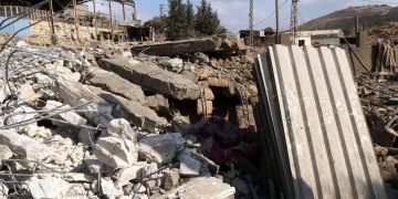 Escombros en una zona industrial alcanzada por un ataque aéreo en Wadi Al Kfour, provincia de Nabatieh, sur del Líbano, el 17 de agosto de 2000. / Foto: Archivo de EFE.