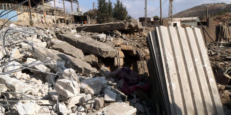 Escombros en una zona industrial alcanzada por un ataque aéreo en Wadi Al Kfour, provincia de Nabatieh, sur del Líbano, el 17 de agosto de 2000. / Foto: Archivo de EFE.
