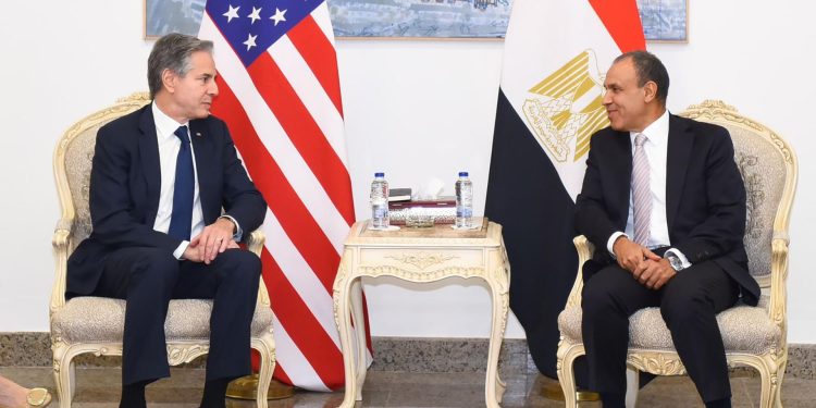 Secretario de Estado de Estados Unidos, Antony Blinken, junto al ministro de Asuntos Exteriores egipcio, Badr Abdelatty. / Foto: EFE.